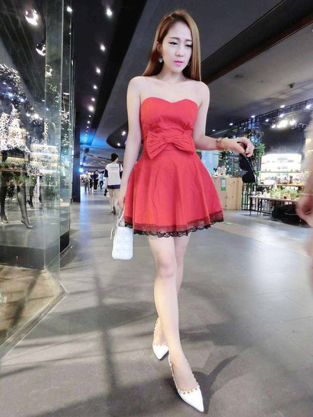 Rochie de dama actuala cu umerii goi si panglica