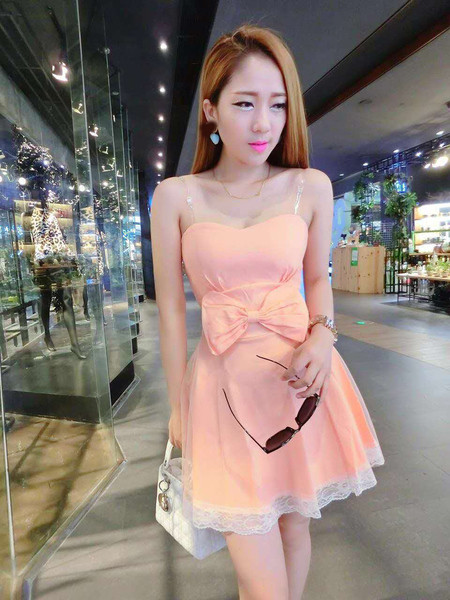 Rochie de dama actuala cu umerii goi si panglica