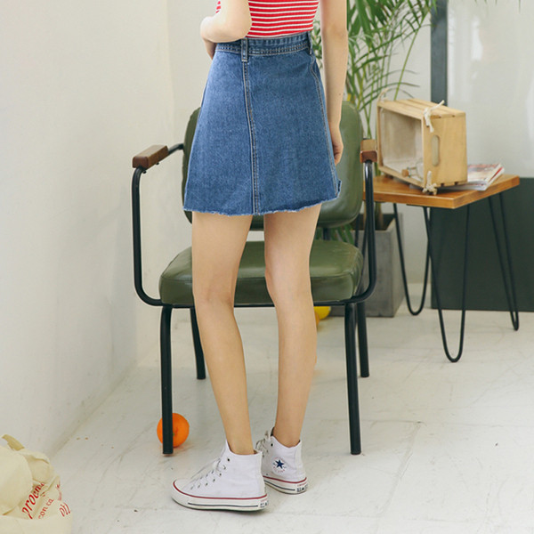 Modern női farmerszoknya gombokkal, magas derékkal