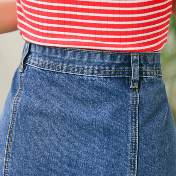 Modern női farmerszoknya gombokkal, magas derékkal