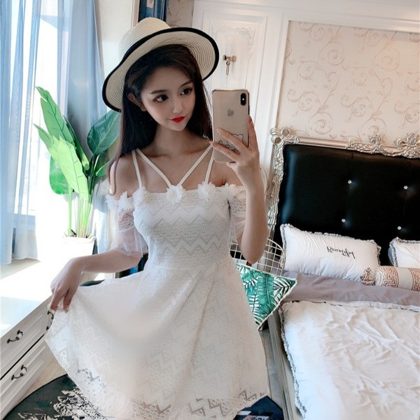 Rochie moderna de dama cu umerii goi si flori