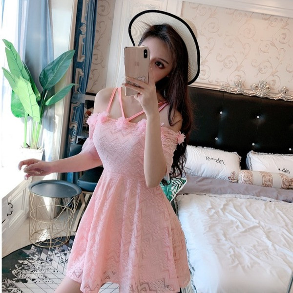 Rochie moderna de dama cu umerii goi si flori