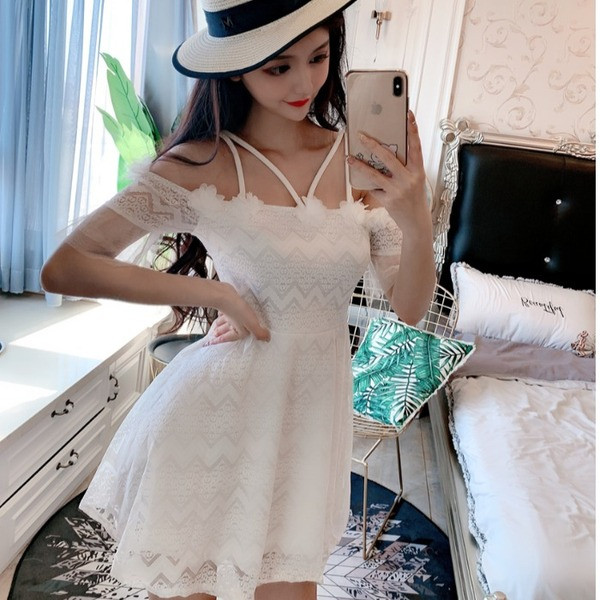 Rochie moderna de dama cu umerii goi si flori