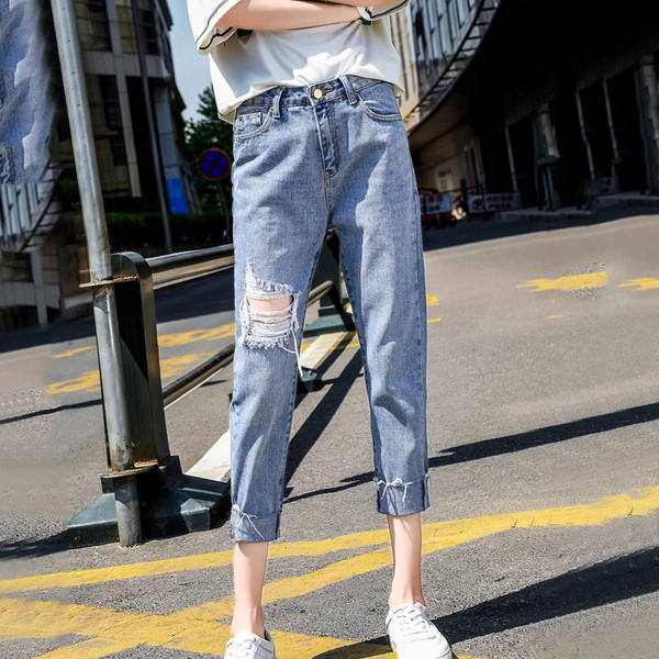 Blugi moderni de dama rupti de culoare albastru deschis