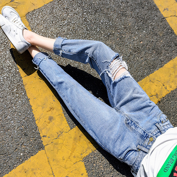 Blugi moderni de dama rupti de culoare albastru deschis