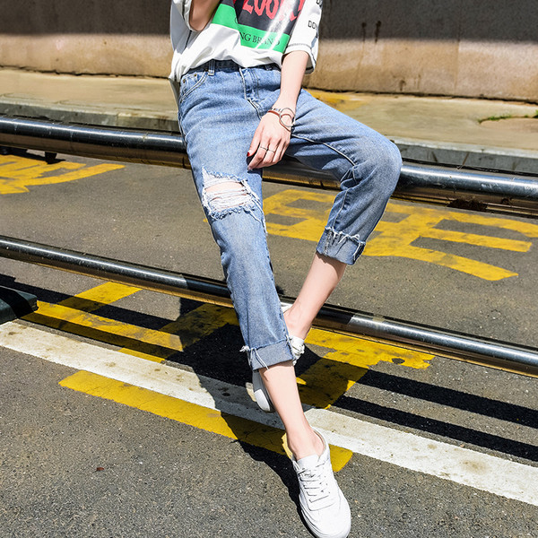 Blugi moderni de dama rupti de culoare albastru deschis