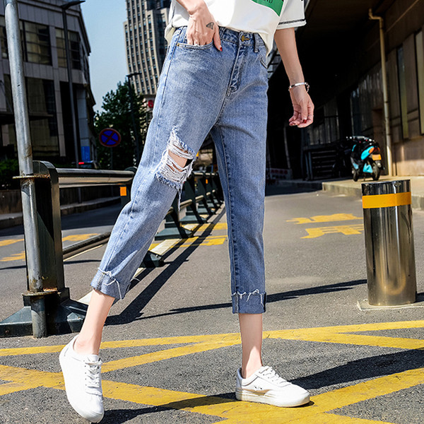 Blugi moderni de dama rupti de culoare albastru deschis