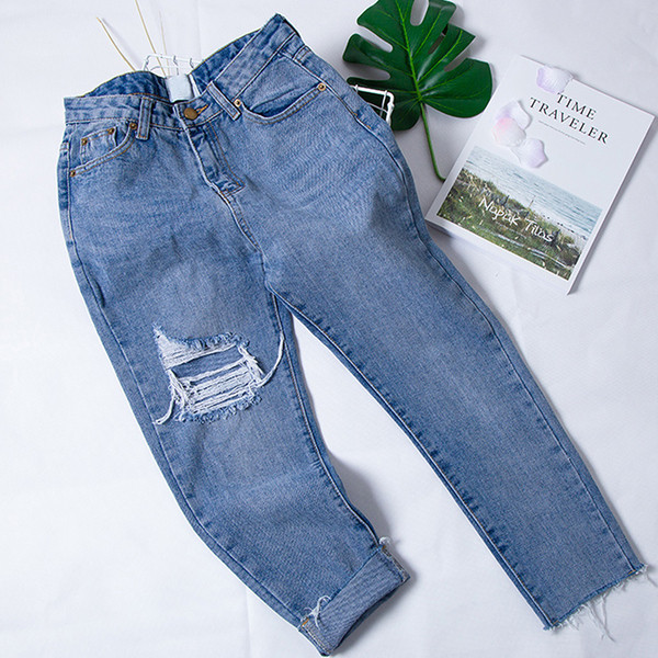 Blugi moderni de dama rupti de culoare albastru deschis