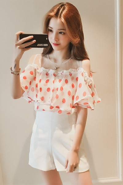 Pöttyös, csupasz vállú, modern női blúz, két színben