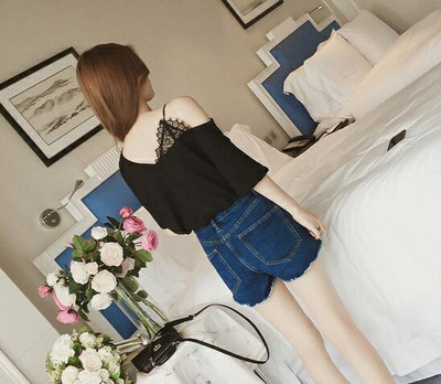 Bluză de damă modernă în două culori - alb-negru cu dantelă