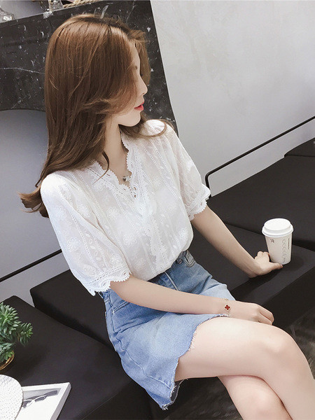 Modern női csipkeblúz, fehér színben, V-nyakkal