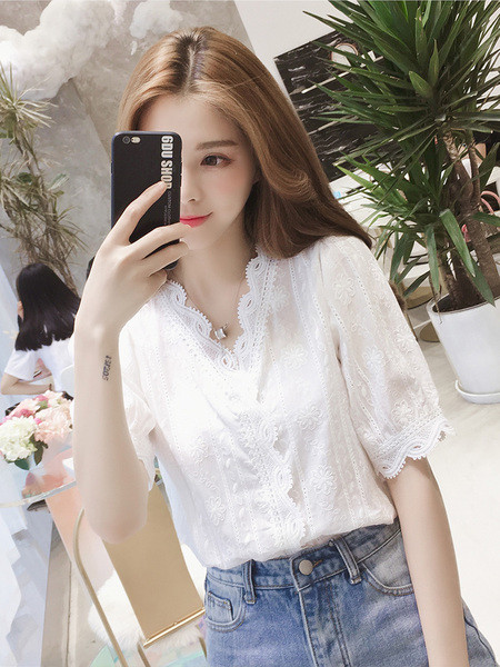 Modern női csipkeblúz, fehér színben, V-nyakkal