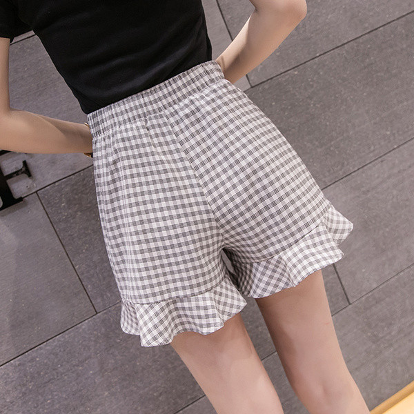 Модерни дамски къси карирани панталони в бял цвят