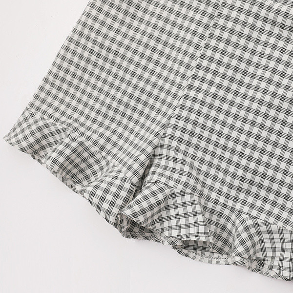 Модерни дамски къси карирани панталони в бял цвят