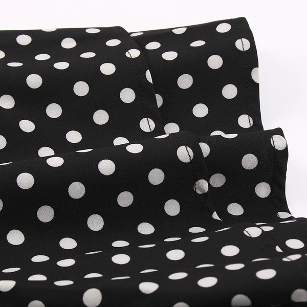 Дамски модерни къси панталони в черен цвят на точки