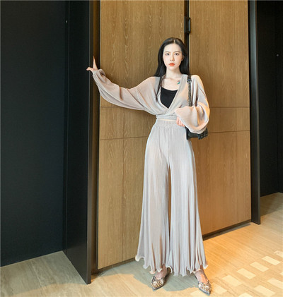 Стилен дамски комплект от две части в два цвята