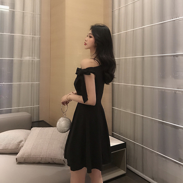 Елегантна дамска рокля в черен цвят с панделки