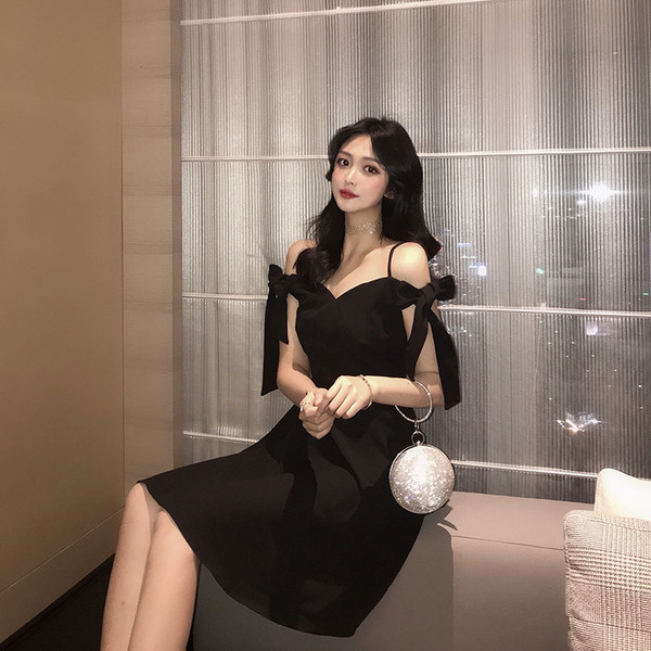 Елегантна дамска рокля в черен цвят с панделки