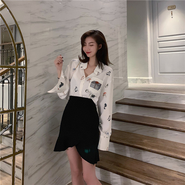 Модерна дамска риза с апликации в бял цвят