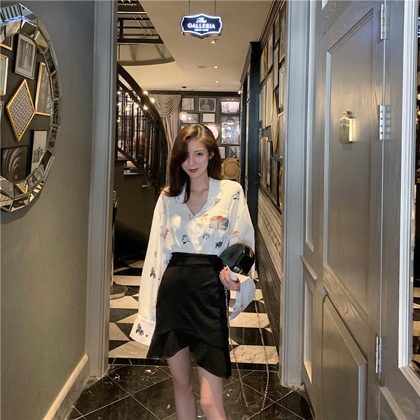 Модерна дамска риза с апликации в бял цвят