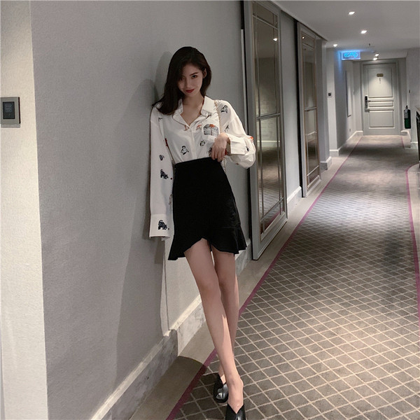 Модерна дамска риза с апликации в бял цвят