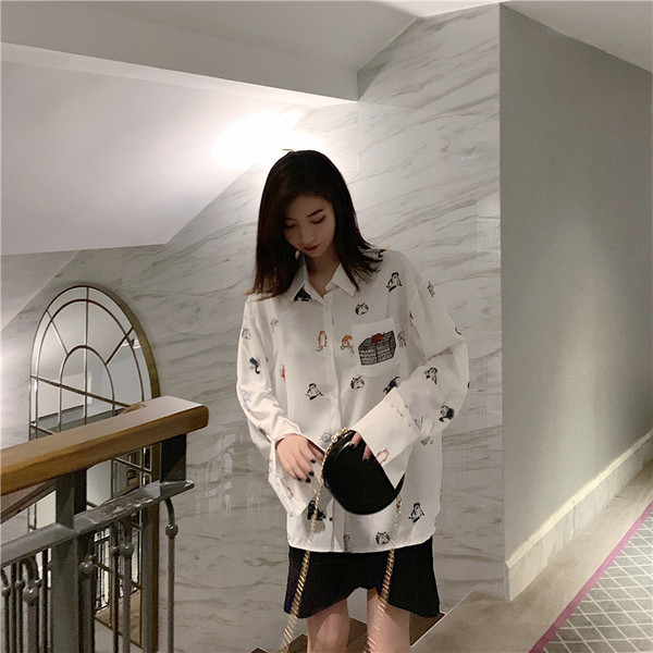 Модерна дамска риза с апликации в бял цвят