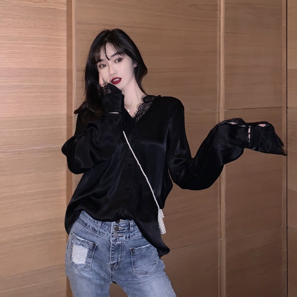 Модерна дамска риза с дантелена яка в черен цвят