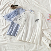 Модерна дамска тениска с бродерия в бял и син цвят