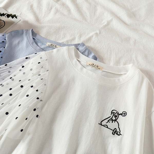 Модерна дамска тениска с бродерия в бял и син цвят 