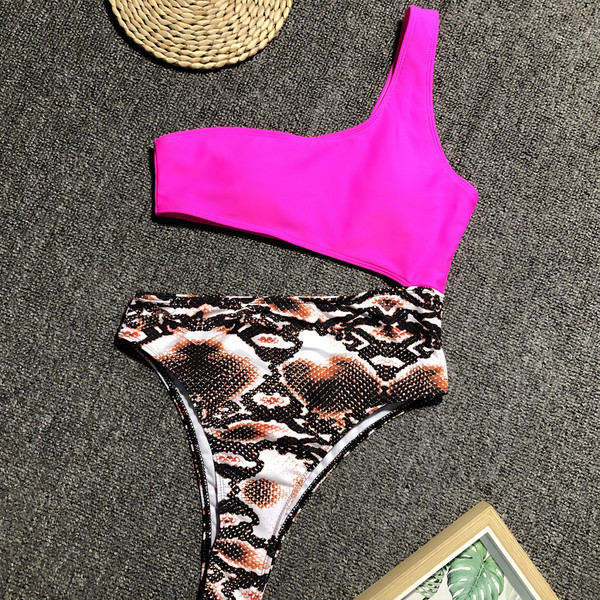 Актуален дамски цял бански с една презрамка и изрязани части