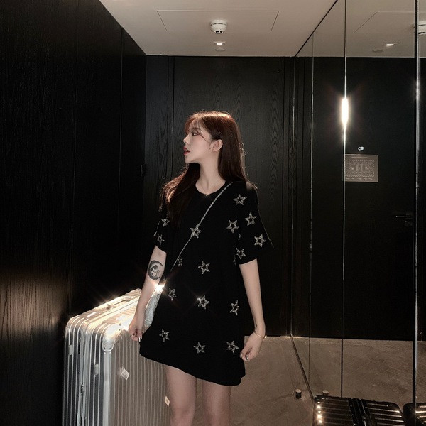 Ежедневна дамска рокля в черен цвят с декоративни камъни