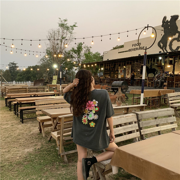 Ежедневна дамска тениска в сив цвят с апликация 