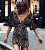 Модерна дамска рокля с V-образно деколте и леопардов десен