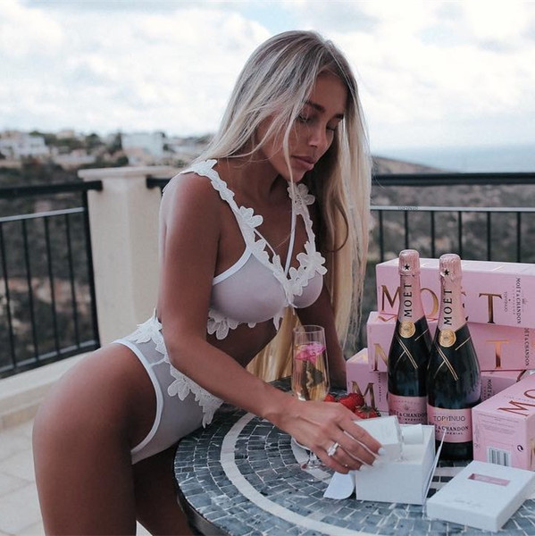 Стилен бански костюм от две части с дантела и триъгълно горнище