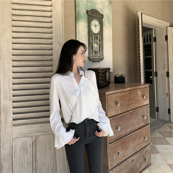 Стилна дамска риза в червен и бял цвят с лотос ръкав