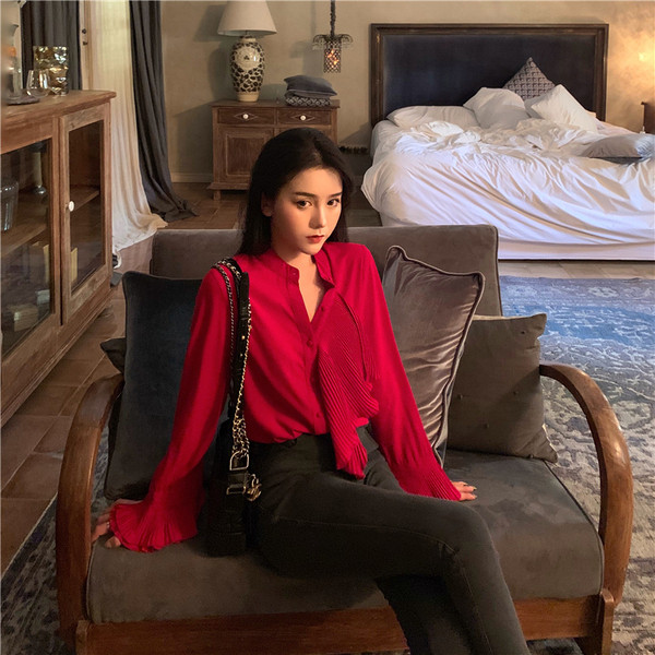 Стилна дамска риза в червен и бял цвят с лотос ръкав