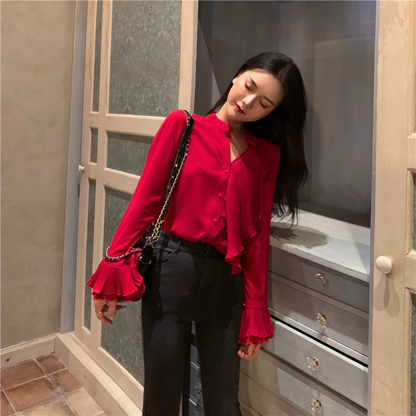 Стилна дамска риза в червен и бял цвят с лотос ръкав