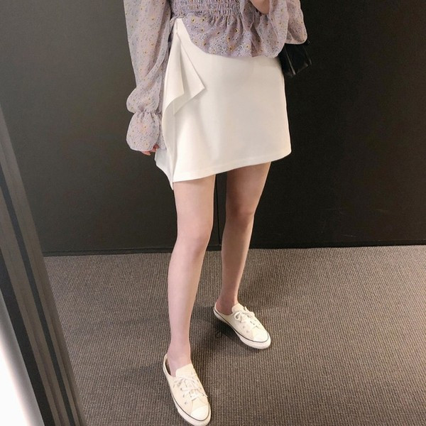 Модерна дамска пола в бял цвят с висока талия