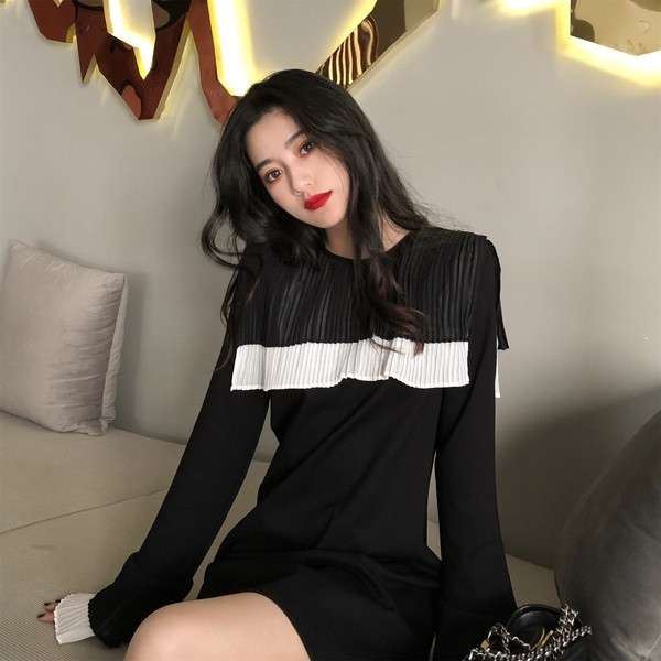 Модерна дамска черна рокля с дълъг ръкав 