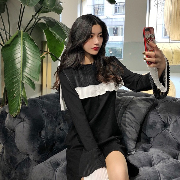 Модерна дамска черна рокля с дълъг ръкав 