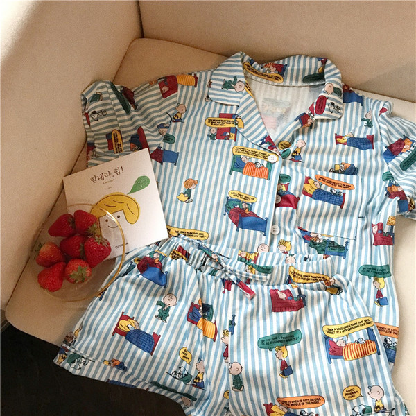 Раирана дамска пижама от две части с апликации 