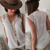 Модерен дамски потник в бял цвят с дантела