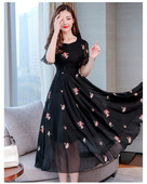 Елегантна дамска рокля в черен и бял цвят с флорални мотиви