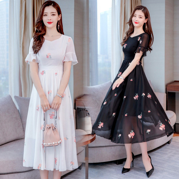 Елегантна дамска рокля в черен и бял цвят с флорални мотиви 