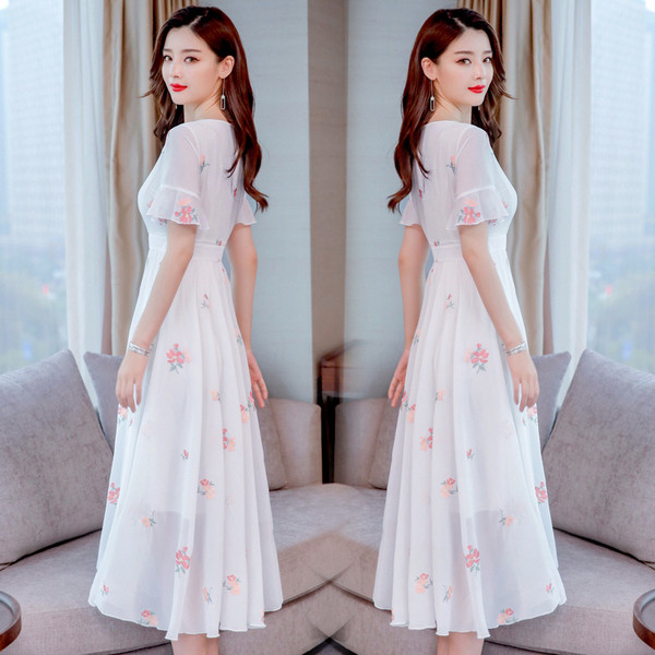 Елегантна дамска рокля в черен и бял цвят с флорални мотиви 