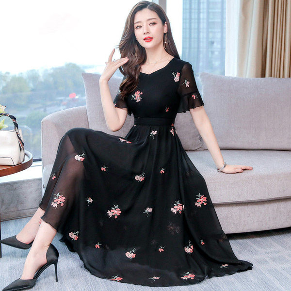 Елегантна дамска рокля в черен и бял цвят с флорални мотиви 