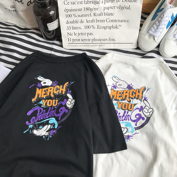 Мъжка тениска в черен и бял цвят с апликация и надпис 