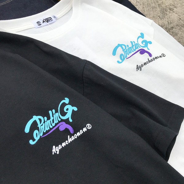 Мъжка тениска в черен и бял цвят с апликация и надпис 