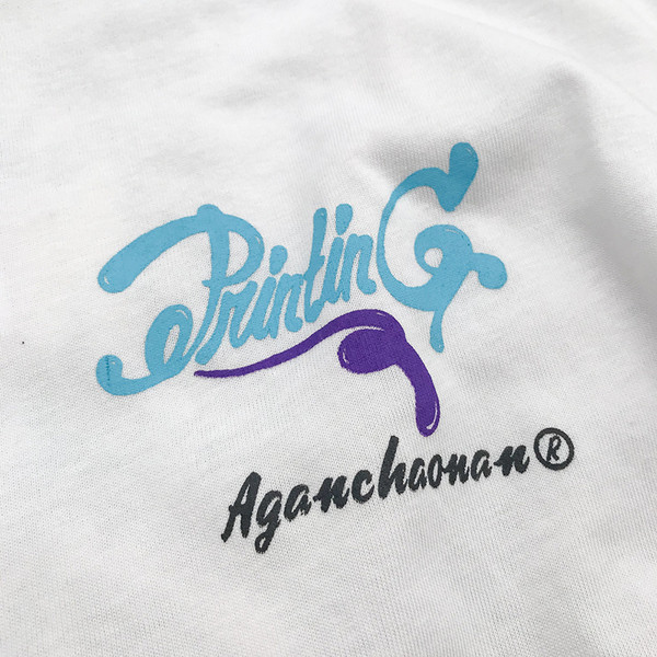 Мъжка тениска в черен и бял цвят с апликация и надпис 