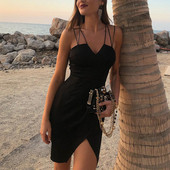 Модерна дамска рокля с тънки презрамки и цепка